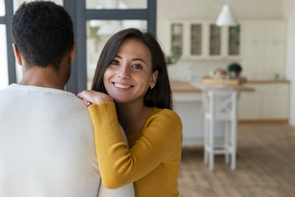 mulher-descansar-ligado-dela-lover-s-ombro